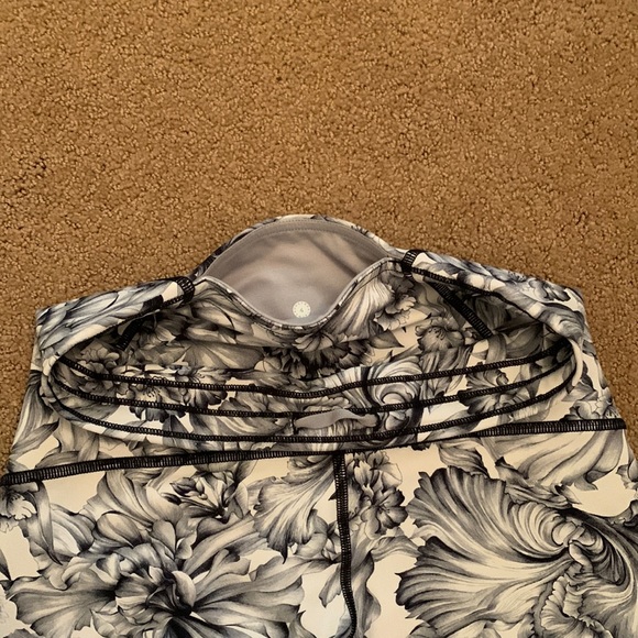 Lululemon low-rise leggings size 4. 7/8 length - Picture 3 of 3